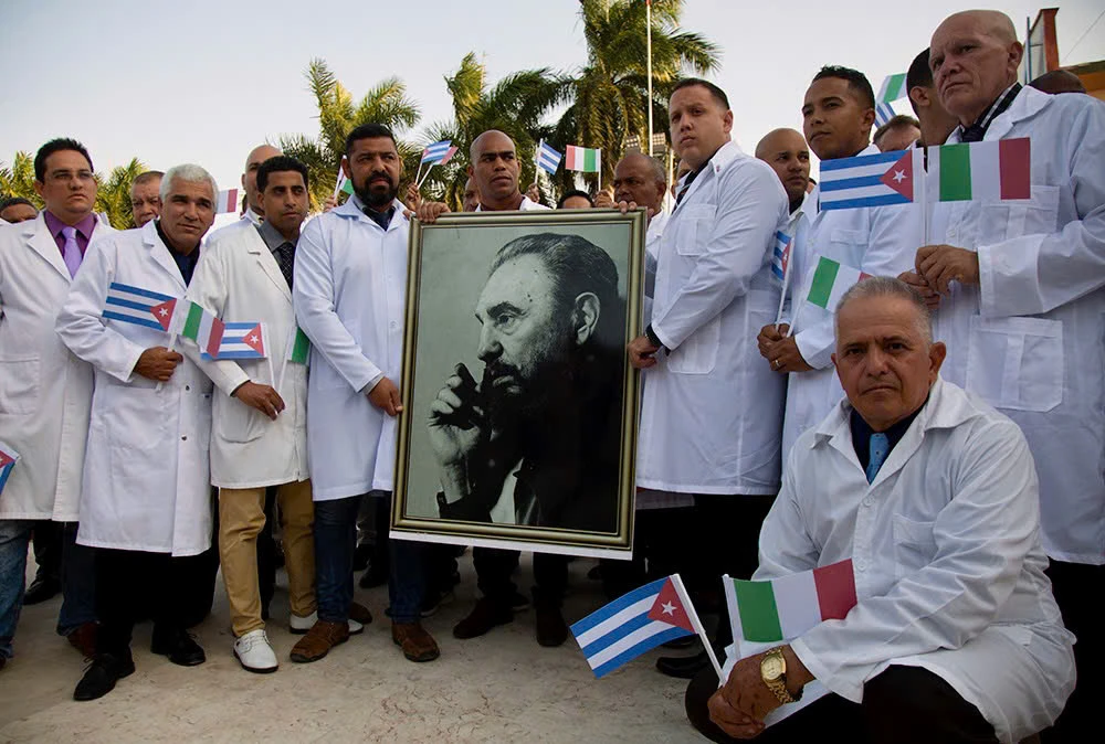 Các y bác sĩ Cuba đến Italia để hỗ trợ chống dịch COVID-19 hồi tháng 3-2020. Ảnh: GRANMA