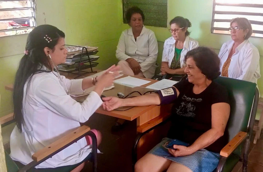 Năm 2021, chi tiêu cho y tế tại Cuba chiếm 12,63% GDP cả nước. Ảnh: SAHIRYS GONZÁLEZ