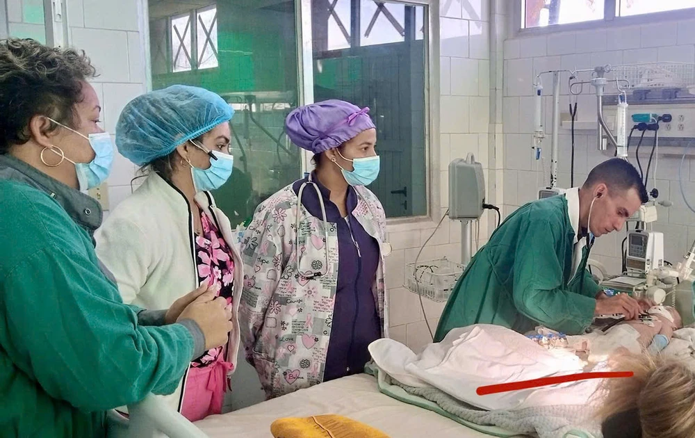 Ở Cuba, các dịch vụ y tế hoàn toàn miễn phí và chăm sóc sức khỏe cho người dân luôn là vấn đề được ngân sách nhà nước ưu tiên hàng đầu. Ảnh: SAHIRYS GONZÁLEZ