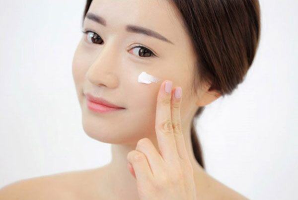 Có nên thoa kem chống nắng trong lòng bàn tay rồi xoa lên mặt hay không? Nắm 5 mẹo này làn da không bị phá huỷ collagen - 5
