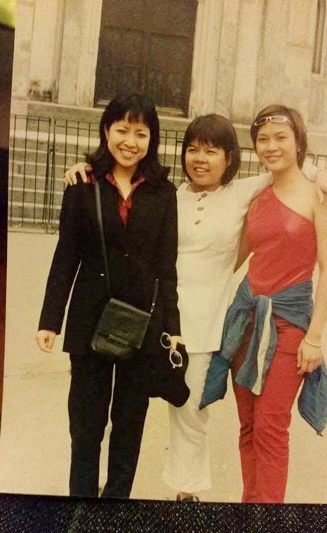 MC Thảo Vân chia sẻ bức ảnh kỷ niệm cùng Mỹ Tâm trong một lần đi diễn chung. Ngoại hình của "Hoạ mi tóc nâu" khiến cư dân mạng không khỏi bất ngờ.