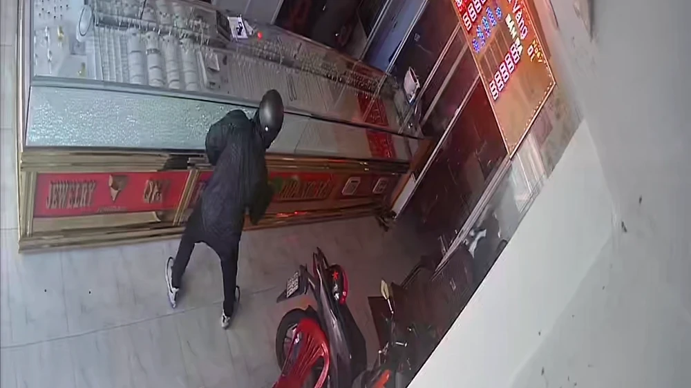 Đông xông vào tiệm vàng dùng búa đập tủ kính. Ảnh cắt từ clip