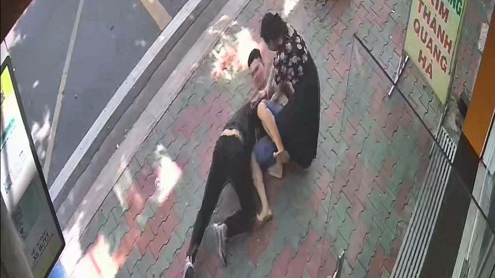 Chủ tiệm vàng lao ra khống chế khiến Đông vứt lại tang vật. Ảnh cắt từ clip