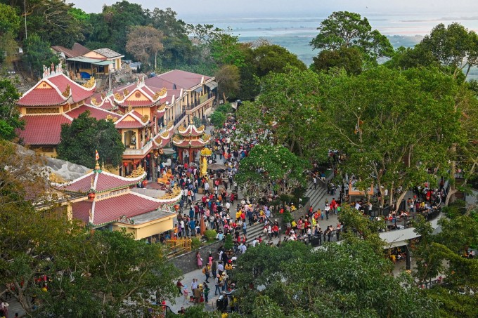 Chùa Bà nằm trên núi Bà Đen. Ảnh: Phước Tuấn