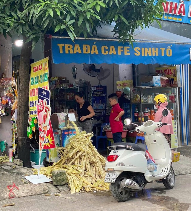 Nước mía là đồ uống được mọi người yêu thích trong những ngày hè oi bức này. Một ly nước mía có giá từ 7.000 - 15.000 đồng, thậm chí cá biệt có nơi giá chỉ 5.000 đồng/ly.