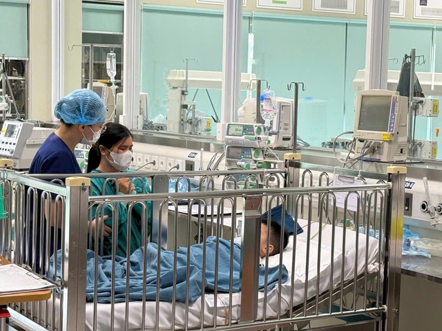 Nạn nhân trong vụ tai nạn - bệnh nhi M.T.A. đã qua cơn nguy kịch. Ảnh: HOÀNG NGUYỄN