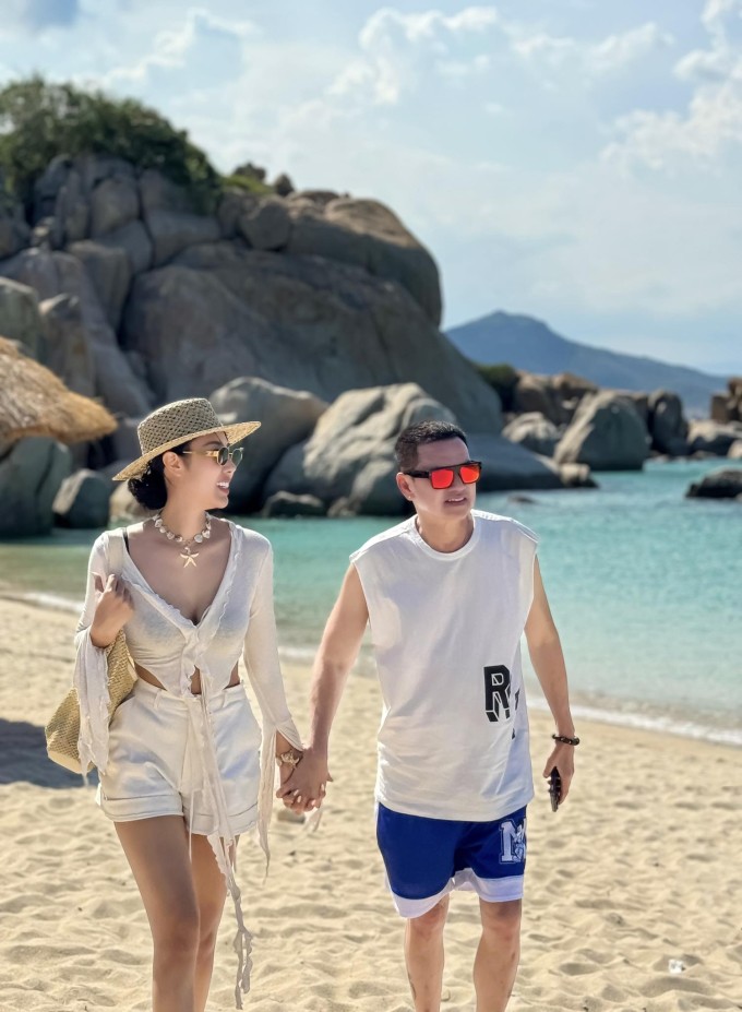 Quang Minh và bạn gái Tăng Khánh Chi dạo biển tại đảo Bình Hưng (Nha Trang).
