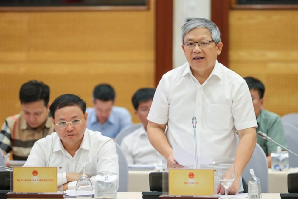 Thiếu tướng Hoàng Anh Tuyên cho biết Cơ quan CSĐT Bộ Công an đã phát hiện thiếu sót trong quá trình điều tra vụ tai nạn giao thông ở Vĩnh Long. Ảnh: VGP