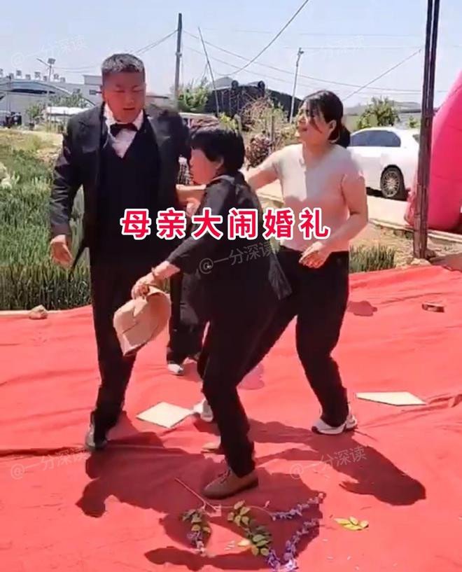 Mẹ và chị gái chú rể đến phá đám cưới. Ảnh: Sohu