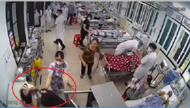 Hình ảnh nam thanh niên đánh vào đầu nhân viên y tế. Ảnh cắt từ clip.