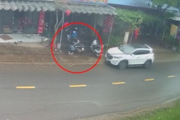 Clip: Đang lúi húi sửa xe, người đàn ông gặp tai nạn " dở khóc dở cưởi "