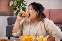 Người phụ nữ nhập viện sau cuộc thi ăn, phát hiện dạ dày chiếm tới 1/3 khoang bụng