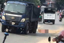Video khoảnh khắc xe máy băng qua đường va chạm ô tô khiến 2 người thương vong