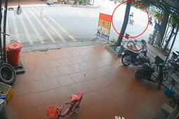 Clip: Ôm cua như chỗ không người, thanh niên  " hạ gục "  biển quảng cáo nhà dân