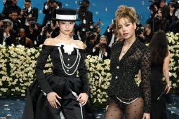 Jennie (BlackPink) kín đáo vẫn ăn đứt Lisa diện quần như nội y ở Met Gala