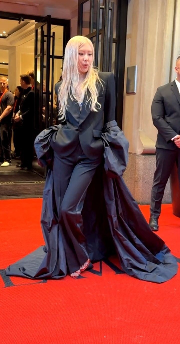 Jennie &#40;BlackPink&#41; kín đáo, Lisa diện quần như nội y ở Met Gala - 6