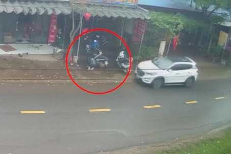 Clip: Đang lúi húi sửa xe, người đàn ông gặp tai nạn "dở khóc dở cưởi"
