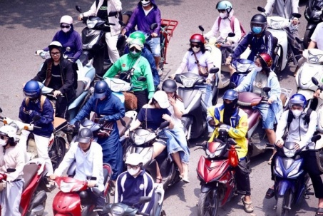 Người dân Thủ đô chật vật với nắng nóng đầu mùa