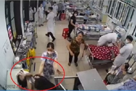 Điều dưỡng tại BVĐK tỉnh Nam Định bị người nhà bệnh nhân đánh liên tiếp vào đầu