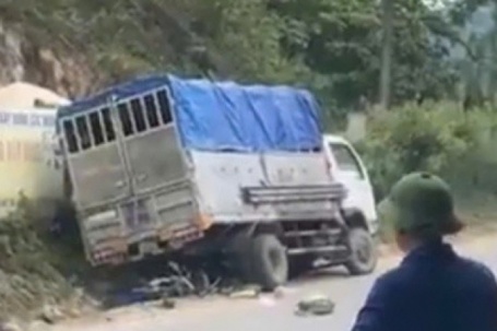 VIDEO: Xe tải tông xe máy, 2 người thương vong
