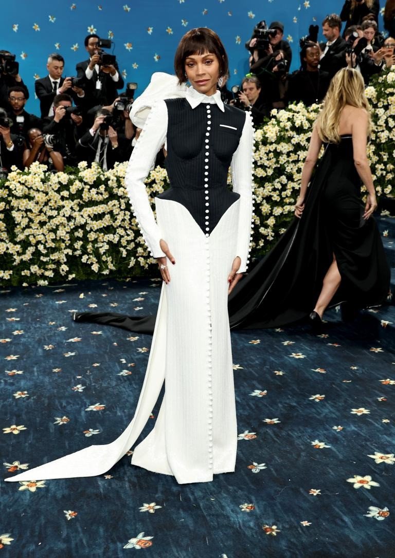 Jennie &#40;BlackPink&#41; kín đáo, Lisa diện quần như nội y ở Met Gala - 12