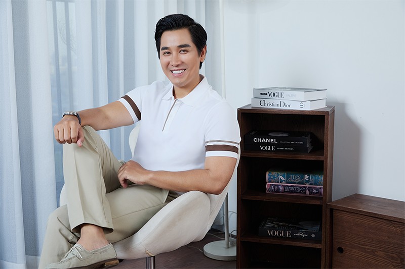 MC Nguyên Khang trẻ trung, năng động trong bộ sưu tập Polo Collection của Aristino