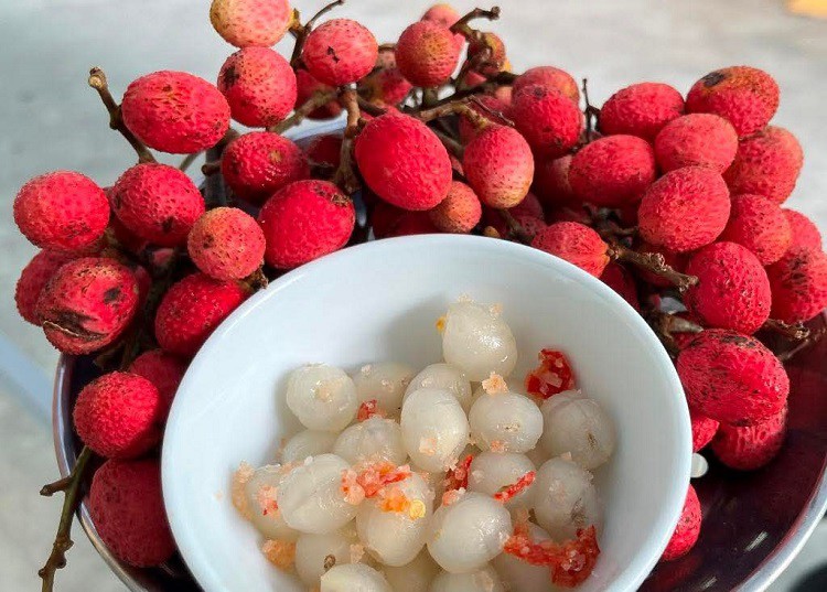 Những quả vải rừng chín đỏ rực được rao bán trên các chợ online với giá đắt đỏ.
