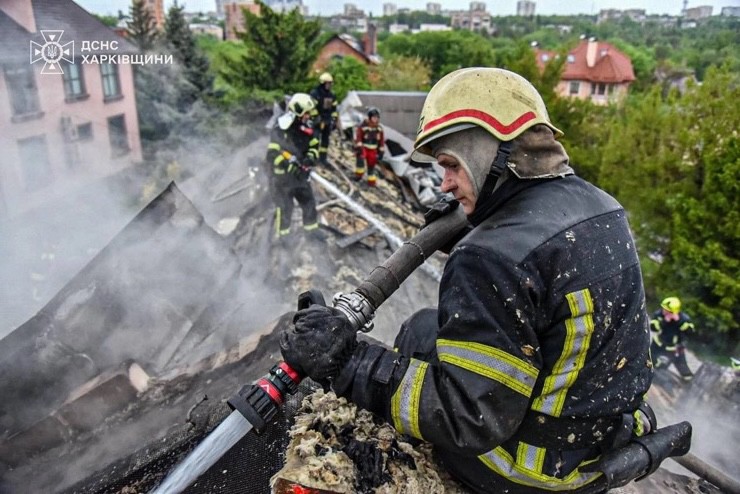 Lính cứu hỏa Ukraine làm việc tại hiện trường một vụ tấn công của Nga ở thành phố Kharkiv. Ảnh: Kyiv Post.