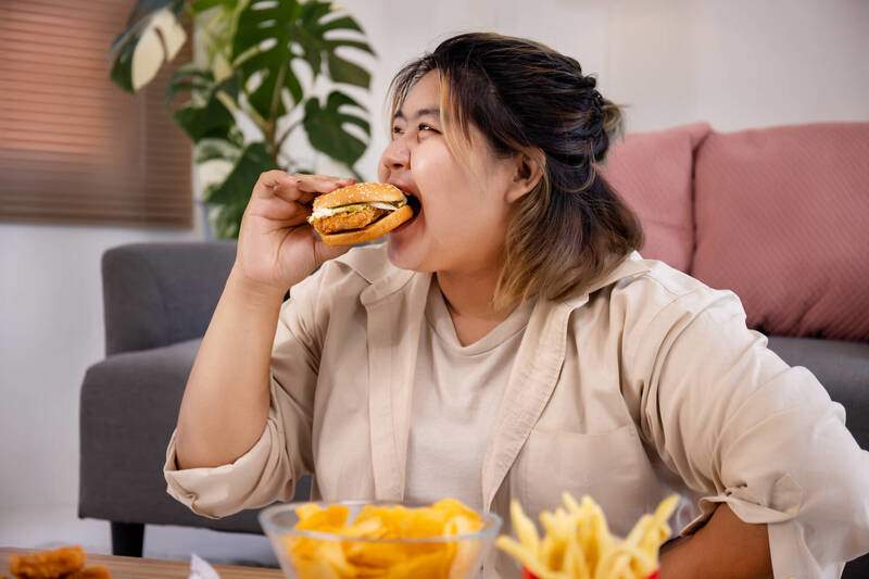 Ăn quá nhiều khiến dạ dày bị quá tải.