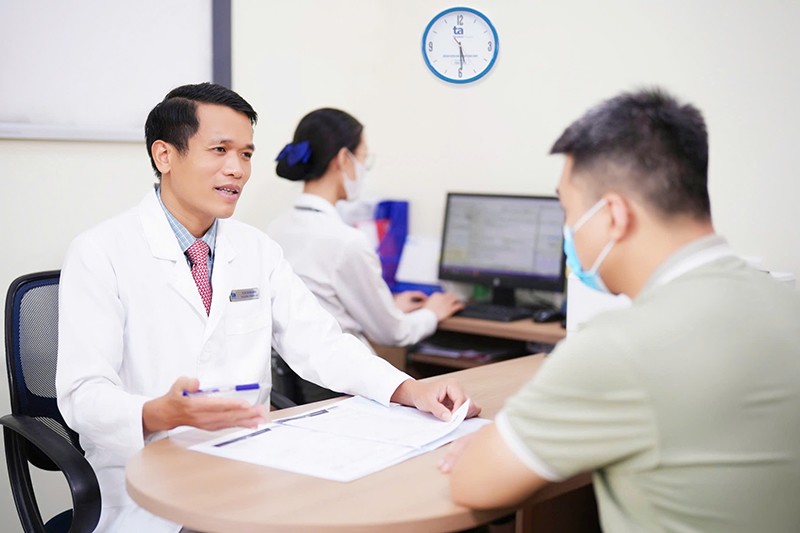 TS.BS Vũ Hữu Khiêm tư vấn cho người bệnh về các điều kiện, quy trình tham gia nghiên cứu VISTA-1. Ảnh: BVĐK Tâm Anh