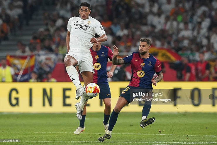 Real Madrid (áo trắng) chuẩn bị tái đấu Barcelona