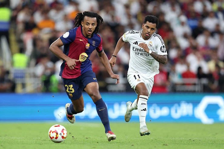 Rodrygo (áo trắng) xuống phong độ trầm trọng