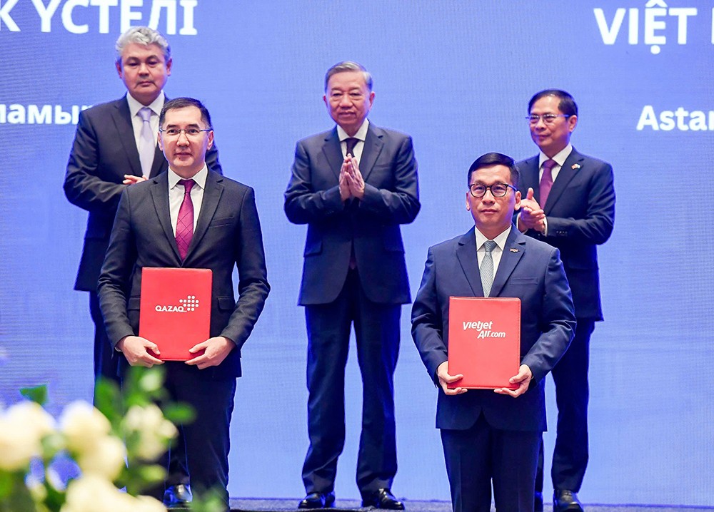 Tổng Giám đốc Vietjet Đinh Việt Phương và Tổng Giám đốc Qazaq&nbsp;Air&nbsp;Adilbek Umraliyev&nbsp;trao thỏa thuận hợp tác, trước sự chứng kiến của Tổng Bí thư Tô Lâm, Phó Thủ tướng Kazakhstan Yermek Kosherbayev và Phó Thủ tướng, Bộ trưởng Ngoại giao Bùi Thanh Sơn