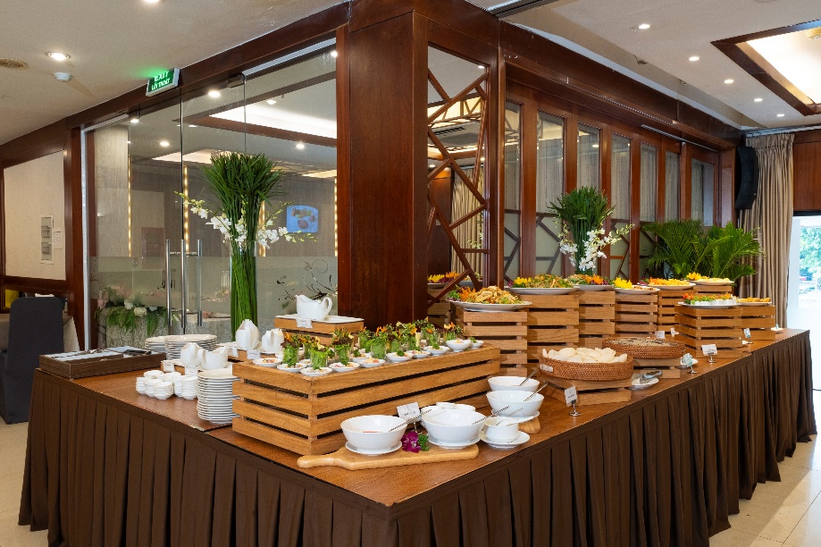 Quầy salad trình bày bắt mắt với nhiều lựa chọn.