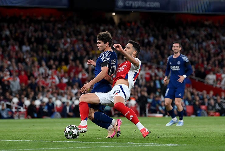 Arsenal (áo đỏ) tự làm khó mình với thất bại 0-1 ở lượt đi
