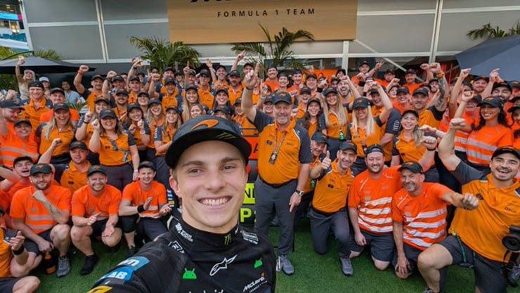McLaren có tay đua lập hat-trick đầu tiên sau hơn 30 năm