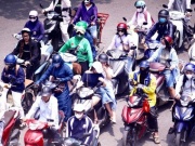 Người dân Thủ đô chật vật với nắng nóng đầu mùa