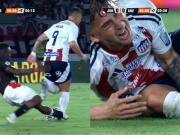 Pha vào bóng đáng sợ ở giải Colombia: Fan bất bình ví  tội ác trên sân cỏ 