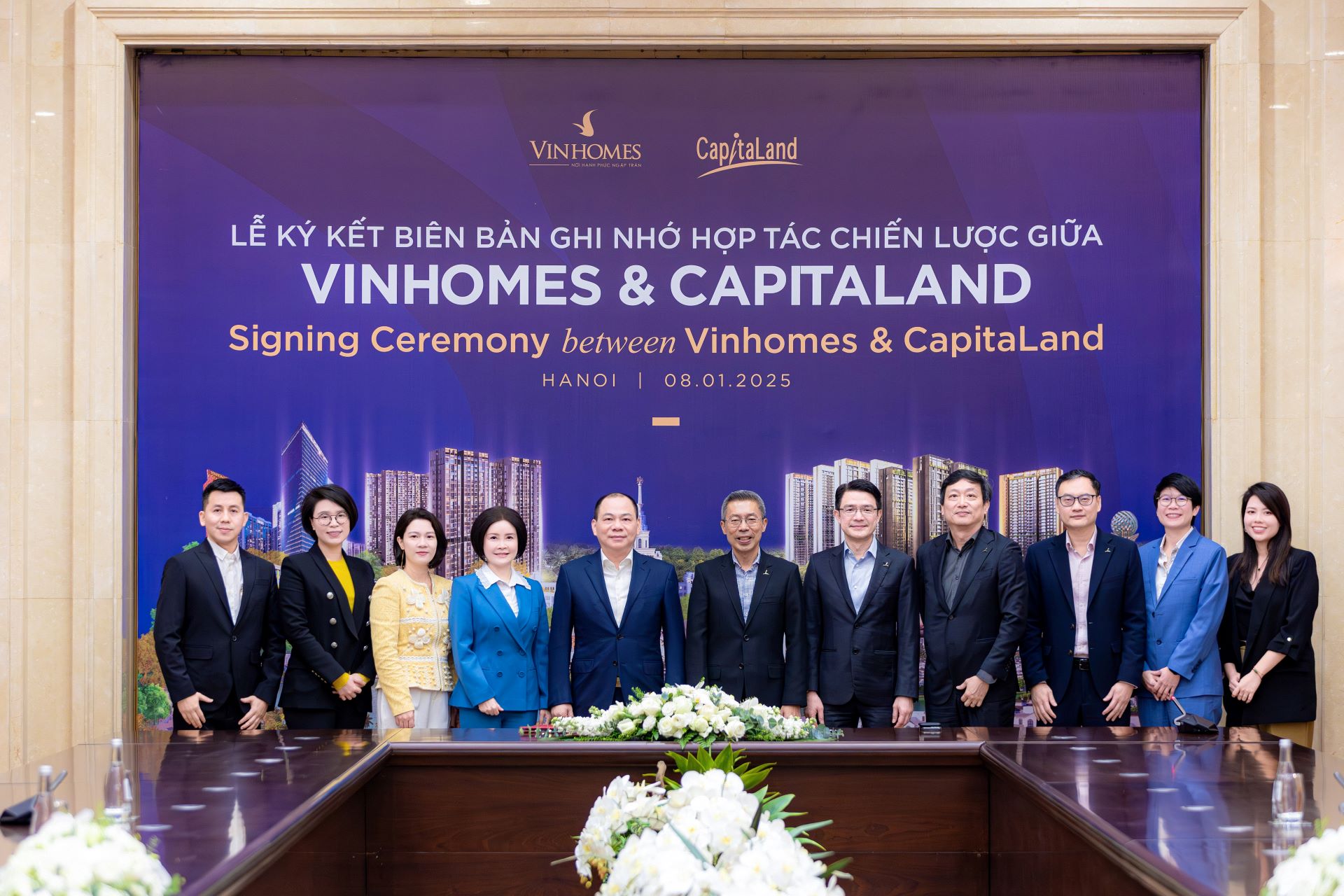 Lễ ký kết Biên bản ghi nhớ có sự hiện diện của ông Phạm Nhật Vượng - Chủ tịch Tập đoàn Vingroup, ông Jonathan Yap - Tổng Giám đốc CapitaLand Development (giữa), cùng các lãnh đạo hai bên