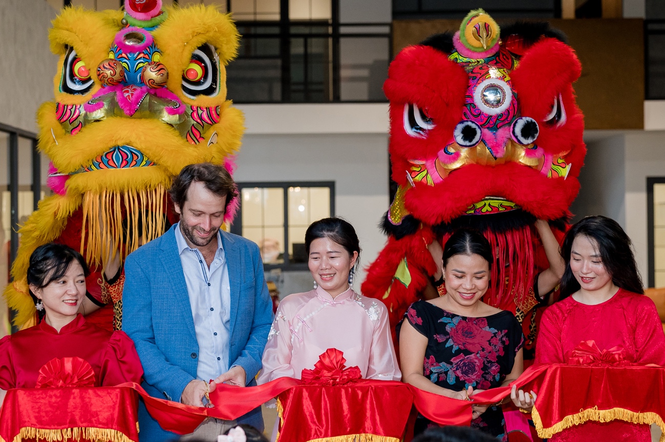 Mr. Jochem Lisser – Áo vest xanh và Mrs. Hạnh Lisser đầm đen
