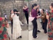 Sau 35 năm lưu lạc, con trở về bế mẹ 94 tuổi trong vòng tay