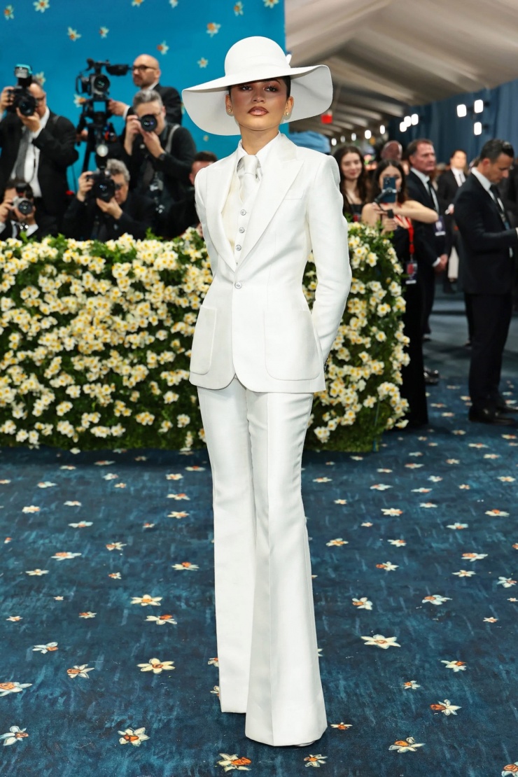 Bộ suit lụa Louis Vuitton mượt mà đem tới cho diễn viên phim Dune Zendaya vẻ lịch thiệp và tôn chiều cao 1,78 m.