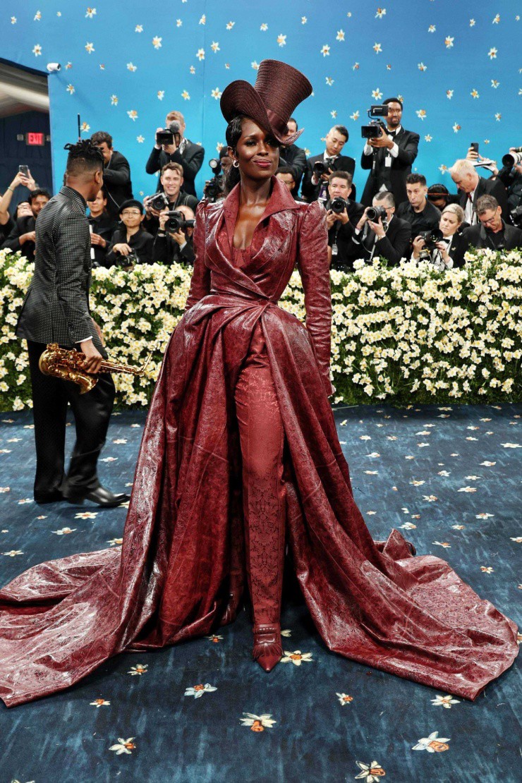 Thương hiệu Burberry thể hiện kỹ thuật xếp nếp và phối layer đẳng cấp trên bộ cánh dành cho Jodie Turner-Smith.