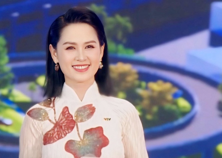 Vẻ tươi tắn của BTV Thúy Hằng.