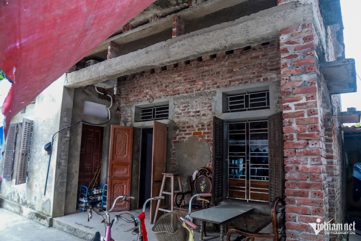 Căn nhà tuềnh toàng, nơi gia đình cháu M.T.A. sinh sống được thuê với giá 800.000 đồng/tháng