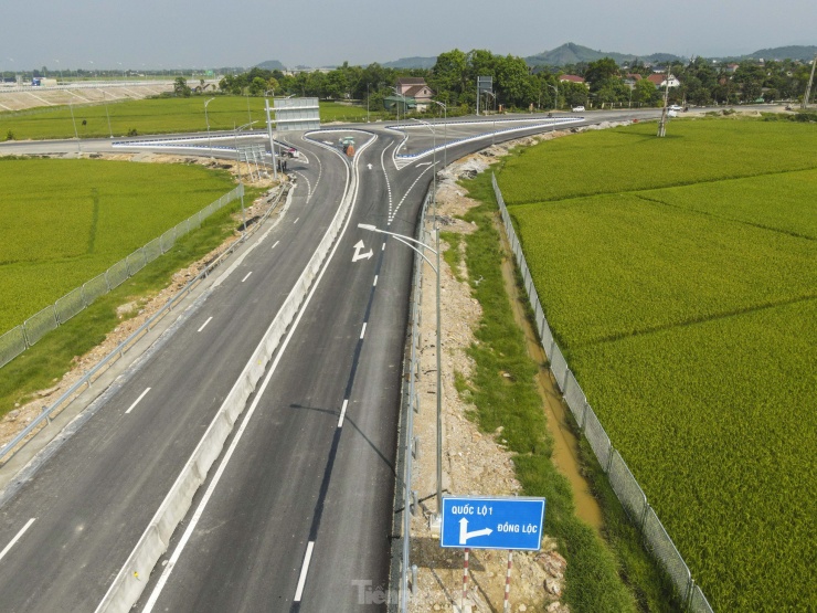 Tài xế lúng túng vì vạch kẻ đường, biển báo ‘dễ nhầm’ trên cao tốc qua Hà Tĩnh - 4