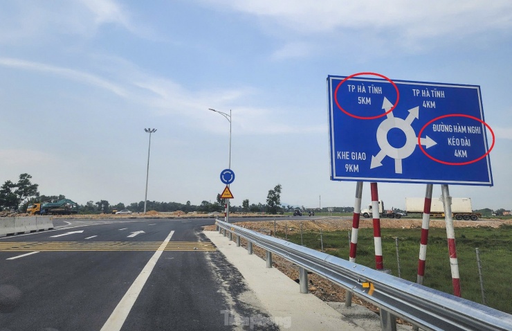 Tài xế lúng túng vì vạch kẻ đường, biển báo ‘dễ nhầm’ trên cao tốc qua Hà Tĩnh - 6