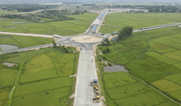 Tài xế lúng túng vì vạch kẻ đường, biển báo ‘dễ nhầm’ trên cao tốc qua Hà Tĩnh - 7