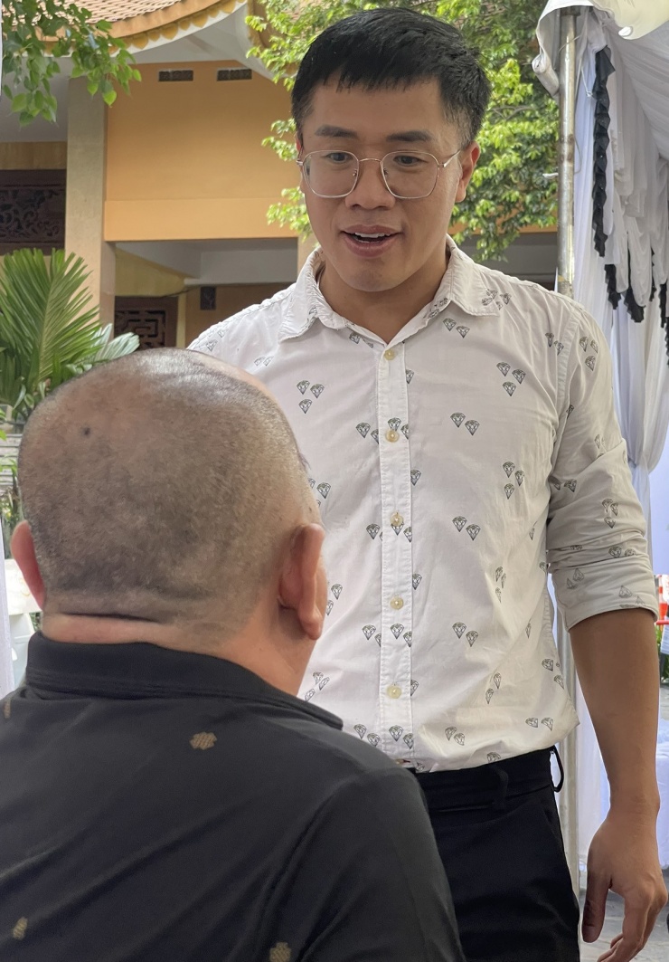 MC Quốc Bình trò chuyện cùng một đồng nghiệp tại đám tang.