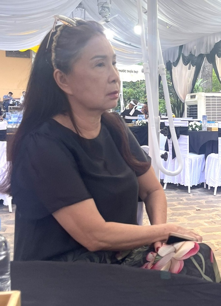NSND Kim Xuân nói bà bất ngờ khi mẹ Đại Nghĩa ra đi đột ngột, bởi trước đó bà Phương còn khỏe mạnh bình thường, đi xem con trai diễn kịch 'Lệ Chi Viên' vào tối 1/5.